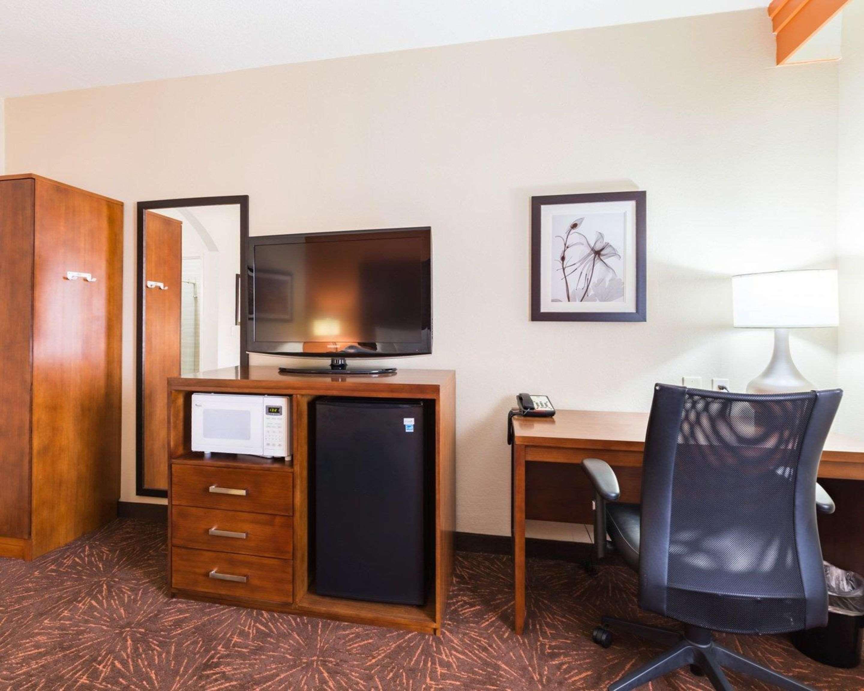 Econo Lodge Inn & Suites East Houston Exterior photo